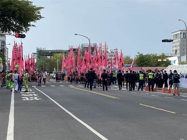 台南角头「建文」告别式超过3000余名全台兄弟参加，警方带回54名少年清查。(曹婷婷摄)