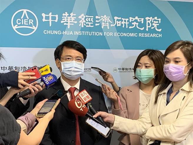 中華經濟研究院長張傳章強調，3月台灣PMI多項指數續創新高。（圖／陳碧芬）
