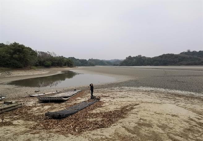 全台缺水，近日曾文水庫未放水至烏山頭，台南烏山頭水庫夢之湖乾巴巴。（資料照／劉秀芬攝）