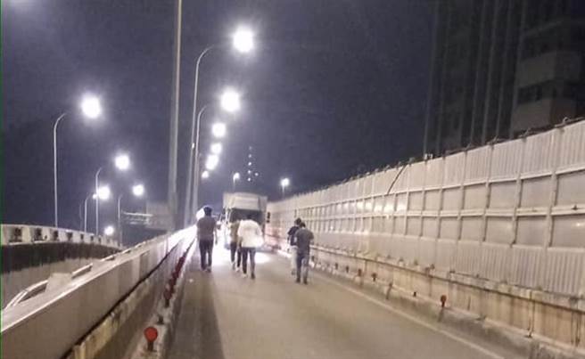 一名女駕駛因未注意車的油箱已耗盡，卡在高架橋上，當時有7名駕駛下車，合力將她的車輛推到匝道匯合，令她感動不已。（圖／翻攝自爆廢1公社）