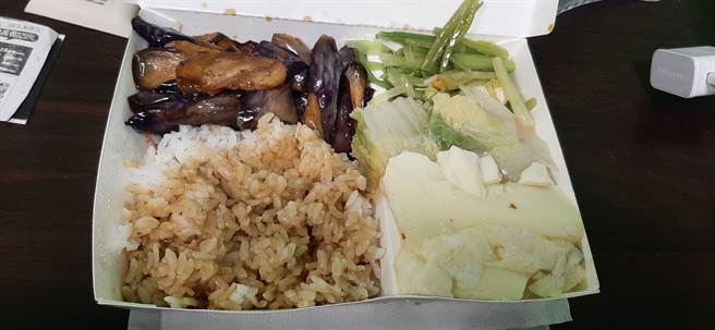 图为原PO夹的自助餐，其中白饭上淋的酱汁多到出汤，被老板娘多算一道菜的钱。(翻摄自 爆怨2公社FB)