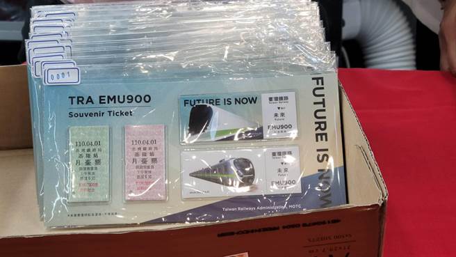 台鐵局今早發送限量500套「EMU900型空調通勤電聯車首航」紀念套票。（陳彩玲攝）