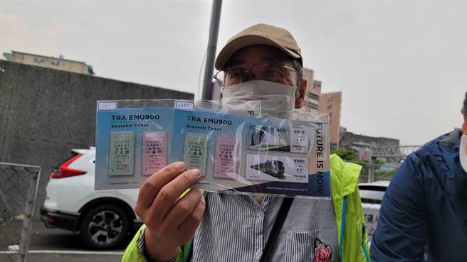 許多民眾昨天晚上10點多搭車北上到基隆，等了一整晚。（陳彩玲攝）