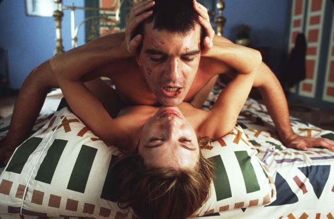 安东尼奥与维多利亚阿布利尔在片中虐恋。（天马行空提供）