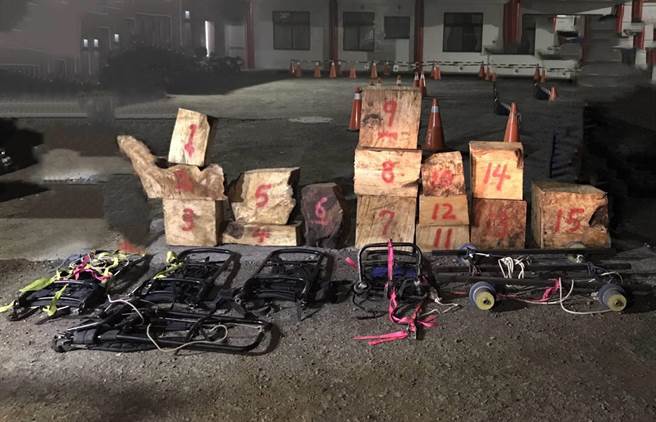 保七總隊3月30日在眠月線查獲盜伐集團2人、台灣扁柏412公斤及犯案工具等。（翻攝照片／張亦惠嘉縣傳真）