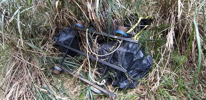 山老鼠自製簡易台車運送林木。（翻攝照片／張亦惠嘉縣傳真）