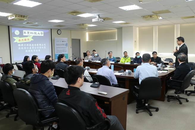 华夏科技大学日前举办「华夏科技大学与雅特力科技股份有限公司产学合作契约签订暨教学设备捐赠仪式」，双方就人才培养、技术支持等方面展开深度合作达成共识。（华夏科大提供）