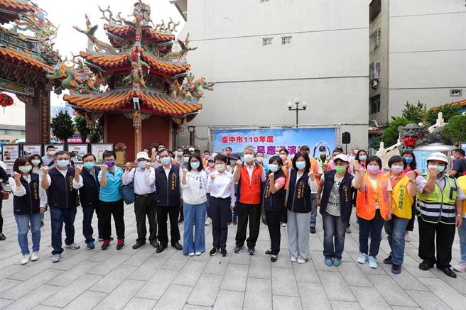 台中市今天上午于福寿宫举行西屯区抗旱应变演练，模拟停水广播、取水秩序、供水站水量不足通报等7大情境。（陈世宗摄）