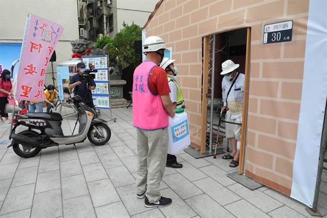 邻里互助协助独老及身障行动不便长者供水。（陈世宗摄）