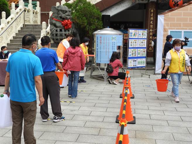 今天演练包含发布停水资讯、取水点排队宣导、供水站水源不足通报及水情恢復正常等。（陈世宗摄）