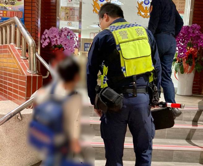 母住院父載弟弟外送貼家用，8歲童枯坐派出所外惹人心疼。(警方提供)

