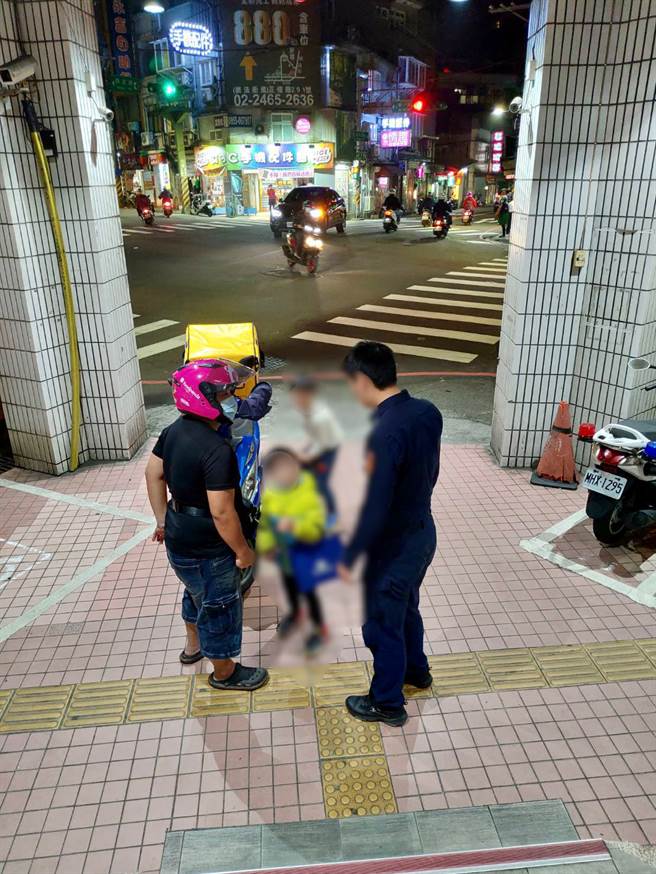 母住院父載弟弟外送貼家用，8歲童枯坐派出所外惹人心疼。(警方提供)
