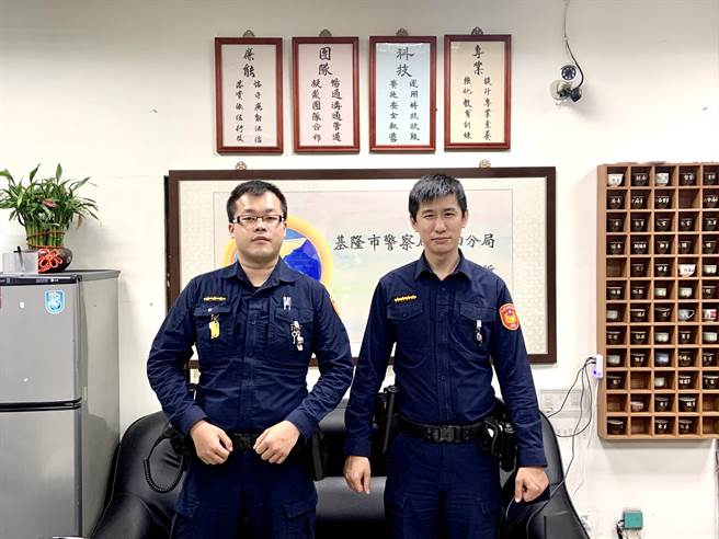 巡佐徐觀海及警員李翊煜見狀，趨前牽著男童的手返回派出所內稍作休息、關懷詢問。(警方提供)
