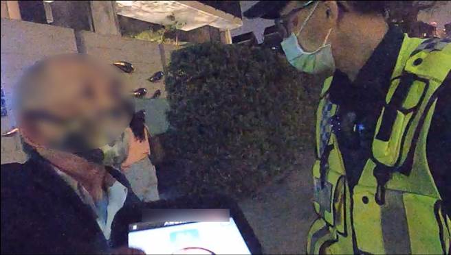 老翁为访友徒步12小时迷失方向，四分局暖警速联繫家属接回。（警方提供）