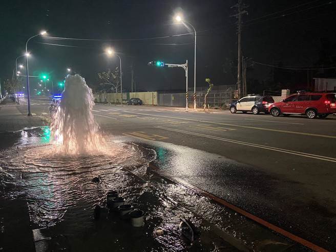 朱姓男子日前在岡山區因為駕駛恍神，撞斷消防栓，導致大量自來水流失。（翻攝照片／林瑞益高雄傳真）