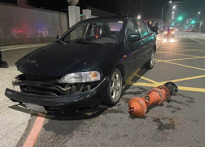 朱姓男子日前在岡山區因為駕駛恍神，撞斷消防栓。（翻攝照片／林瑞益高雄傳真）
