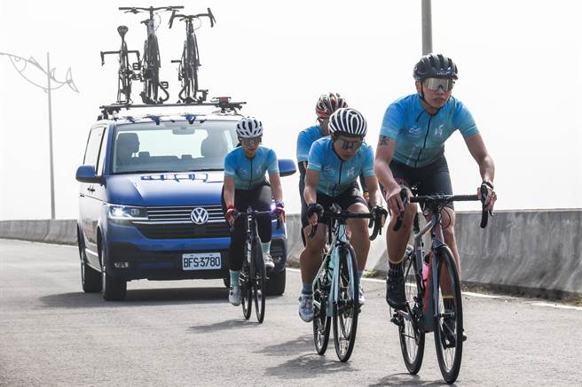 深受自行车车队青睐的T6.1 Caravelle，总是扮演骑士们的最佳伙伴。(图/福斯商旅提供)