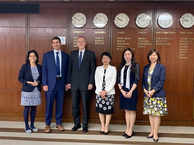 外交部主任秘書徐儷文（右3）、美國在台協會台北辦事處處長酈英傑（左3）、外交部國際組織司司長吳尚年（右2）及其他在台線上與會者合影。（外交部提供）