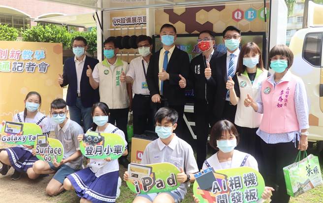 高市教育局啟動「創新教學快易通」專案，未來將搭配「快易通彩繪專車」運送平板、科技教學設備至各校。（高市教育局提供／袁庭堯高雄傳真）