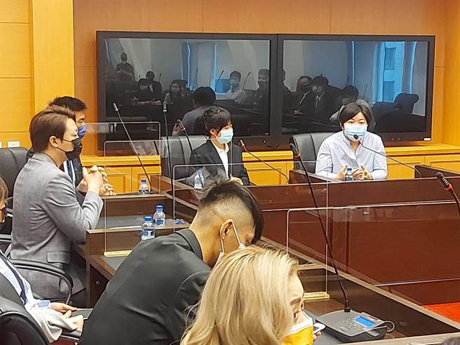 青年代表們以參與公共事務的相關問題與顏副議長作意見的交流。（副議長顏莉敏提供）