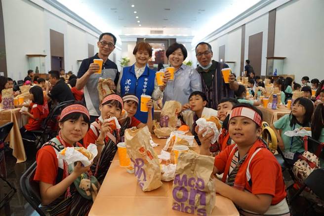 建功國小及博屋瑪國小的學生參訪議會，顏莉敏代表議會招待他們一起共進午餐。（副議長顏莉敏提供）