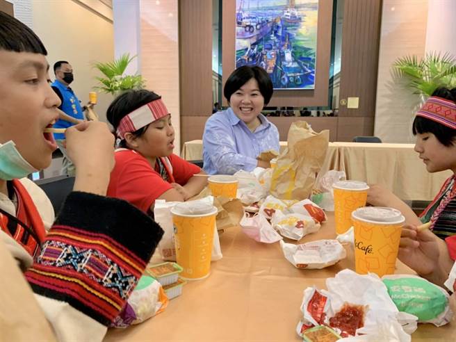 建功國小及博屋瑪國小的學生參訪議會，顏莉敏代表議會招待他們一起共進午餐。（副議長顏莉敏提供）