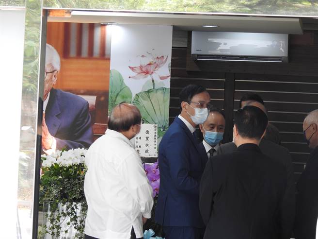 朱立伦赴许水德灵堂捻香致哀。（黄福其摄）