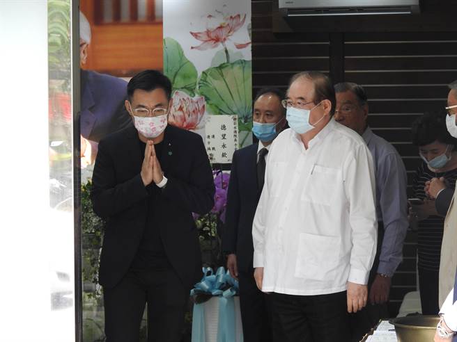 江启臣、李乾龙赴许水德灵堂致哀慰问家属。（黄福其摄）