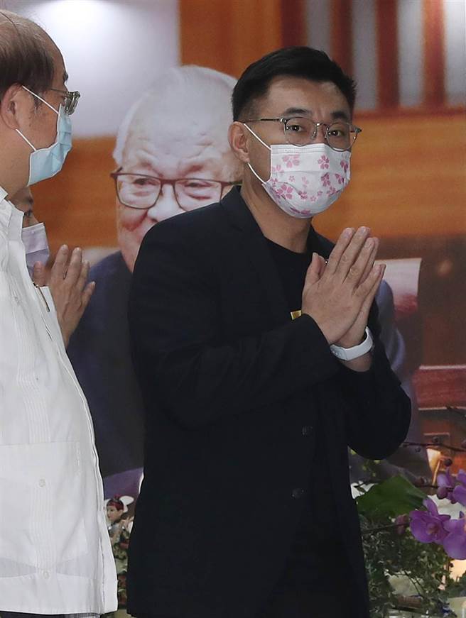 国民党主席江启臣（图）1日到前考试院长许水德灵堂吊唁；江启臣受访表示，自己是许担任中评会主席团主席颁发当选主席证书的最后一位，想起许把证书交到自己手中，真的是一个责任。（刘宗龙摄）