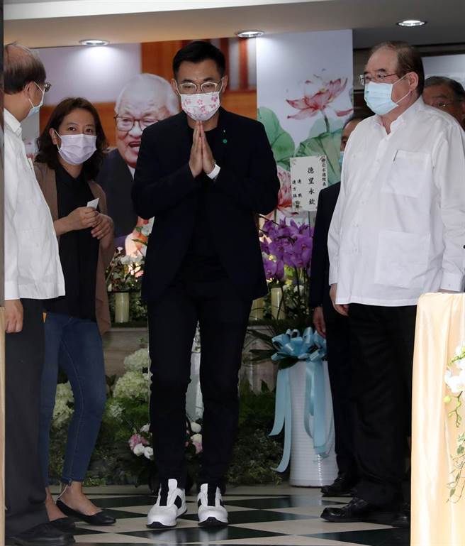 国民党主席江启臣（中）1日到前考试院长许水德灵堂吊唁；江启臣受访表示，自己是许担任中评会主席团主席颁发当选主席证书的最后一位，想起许把证书交到自己手中，真的是一个责任。（刘宗龙摄）
