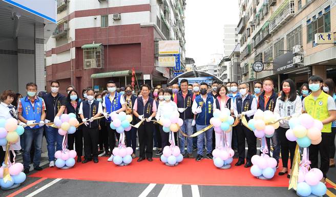 台中市西屯区中康街与北屯区同荣路239巷，1日举行通车；居民往返两地不需再绕道而行，大幅节省15分钟行车时间。（陈世宗摄）