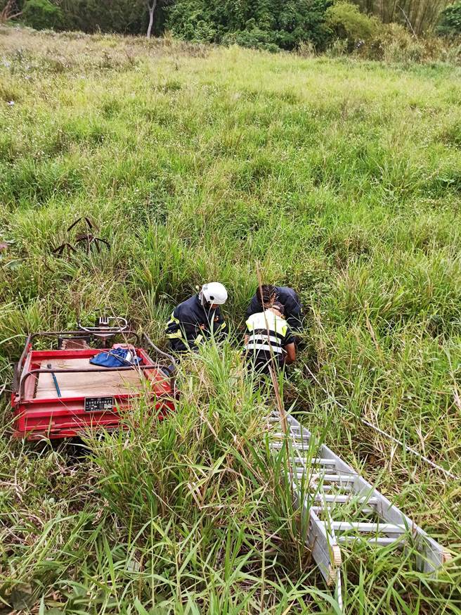 老翁驾驶农用搬运车疑似会车不慎，连人带车摔落边坡，消防人员抢救。（苗栗县消防局提供）