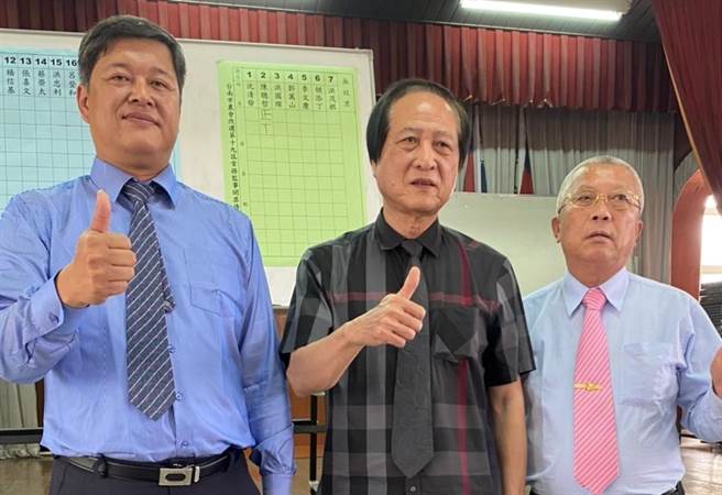 台南市農會選舉三巨頭出爐，理事長梁順發（中）連任，吳嘉仁（左）獲聘總幹事，前官田區農會理事長陳聰哲當選常務監事。（台南市農會提供／劉秀芬台南傳真）