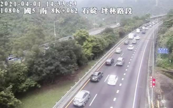 清明連假即將從明天展開，不過國道5號今天早上9時後就逐漸湧現車潮，下午1時左右石碇到坪林時速不到40公里。（圖／翻攝自即時監測）