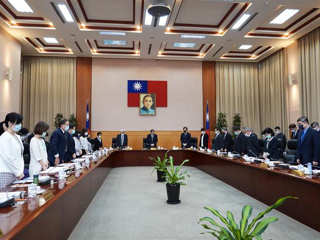 为表达对许水德前院长的敬意与哀悼，黄院长特在今日考试院院会中，率领副院长周弘宪、全体考试委员、所属部会首长与全体与会同仁，为许前院长起立默哀1分钟。（考试院提供）