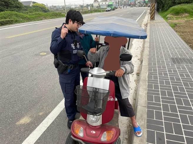 老夫妇外出迷路，警方贴心代驾，协助两人返家。（姜霏翻摄）