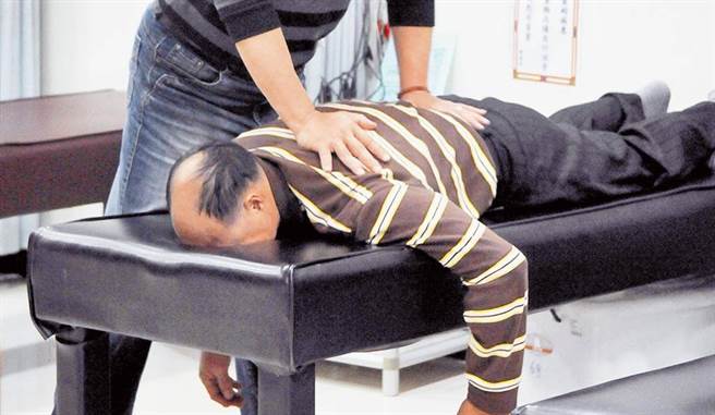 骨科医师呼吁，推拿及整骨虽然能帮助舒缓筋骨酸痛，但并非每个人都适合，有些身体状况去推拿时，恐致受伤。(图/本报系资料照片 非新闻当事人)