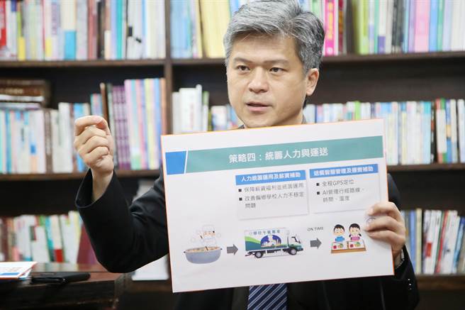 教育部國教署長彭富源說明在偏鄉學校建置137座中央廚房計畫。（教育部提供／林志成台北傳真）