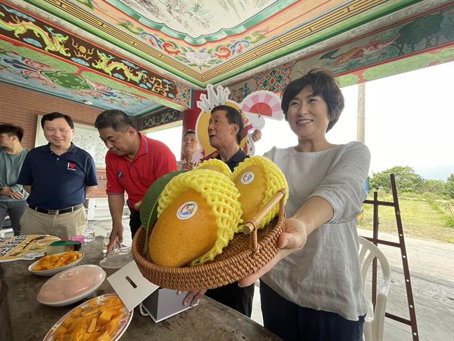 台东县政府1日于台东玉世宫前广场举办「台东夏雪芒果」行销记者会。（庄哲权摄）