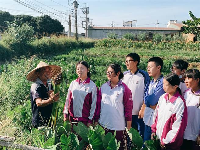 修平科技大學整合鄰近大學建置「農業創生系統」，推動地方創生，奪下《遠見雜誌》大學社會責任獎「在地共融組」首獎。（修平科大提供／林欣儀台中傳真）