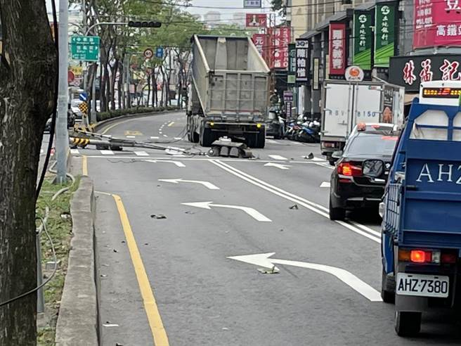 大货车车斗疑似未关好，直接扯落红绿灯整座灯架，导致乌日区中山路周边交通回堵。(民眾提供／林欣仪台中传真)