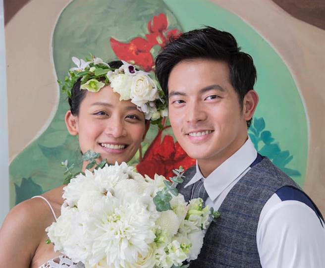 宥胜曝光和太太登记结婚照片。（图／翻摄自宥胜之旅脸书）