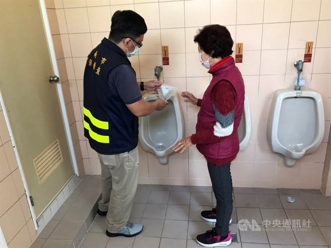 为保护蚕豆症体质国民健康，环保署日前宣布2月起公厕不使用萘丸。各地方环保局人员巡查后，发现仍有21 间公厕使用萘丸。(图/环保署提供)