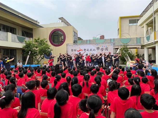 苗栗县山脚国小今年儿童节活动由学生策画，学校老师表演炒热气氛。（山脚国小提供／巫静婷苗栗传真）