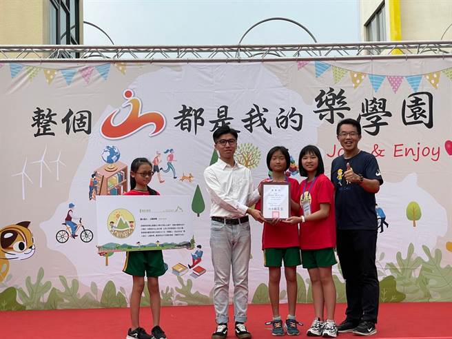 苗栗县山脚国小今年儿童节活动由学生策画，园游会义卖所得捐助社福团体。（山脚国小提供／巫静婷苗栗传真）