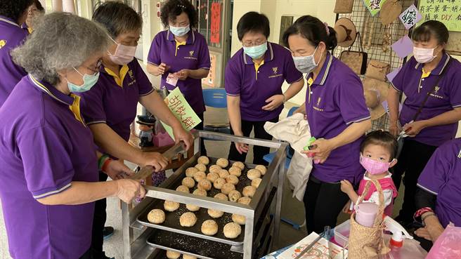 苗栗县山脚国小今年儿童节活动由学生策画，除了体现公民教育，也让祖孙共同参加，实现世代共好理念，图为乐龄学员准备胡椒饼点心。（民眾提供／巫静婷苗栗传真）