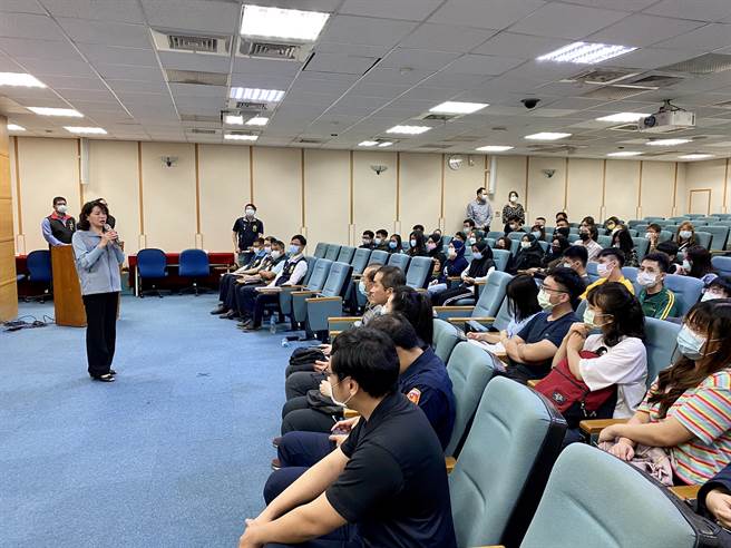 苗栗縣警局副局長邱麗宜主持育達科大外籍學生安全宣導座談會。（苗栗縣警局提供／謝明俊苗栗傳真）