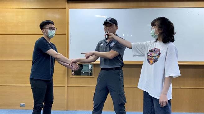 苗栗縣警局總教官陳金豐教導學生防身術。（苗栗縣警局提供／謝明俊苗栗傳真）