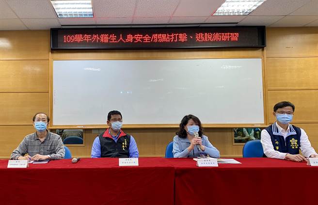 苗栗縣警局副局長邱麗宜主持育達科大外籍學生安全宣導座談會。（苗栗縣警局提供／謝明俊苗栗傳真）