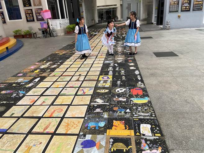 學生畫作成校園亮點！美術課程讓學童進行一場「克林姆」的黃金奇幻集體創作。（盧金足攝）